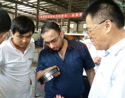 Clientes de todo el mundo vienen a visitar la empresa.