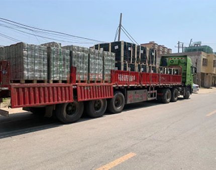 Los productos de la empresa se envían fuera del almacén.